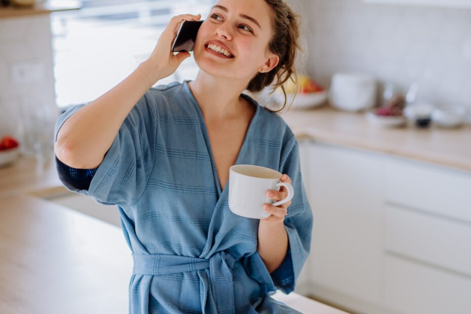 Kobieta rozmawiająca przez telefon