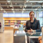 Ile zarabia kierownik sklepu – pensje w sieciach handlowych Ile zarabia kierownik sklepu