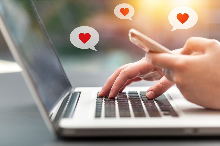 serca-laptop-dłonie