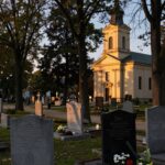 Ile kosztuje miejsce na cmentarzu w Warszawie i jakie opłaty trzeba odnowić? Ile kosztuje miejsce na cmentarzu w Warszawie